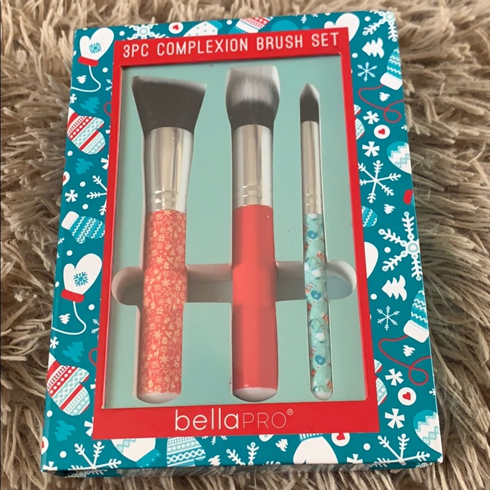 NWT 3PC Bella Pro brush set